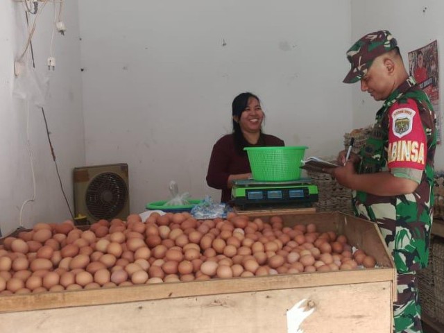 Babinsa Serka Suharno Terus Gencar Pantau Harga Sembako di Bulan Suci Ramadhan