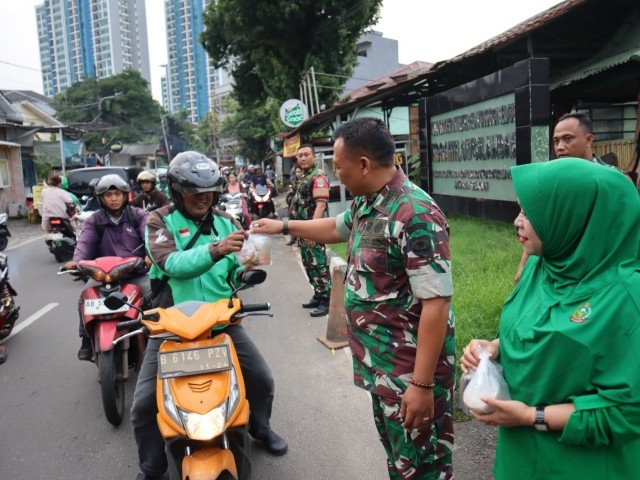 Peduli Sesama, Koramil 07/Cilandak Berbagi Tajil Buka Puasa