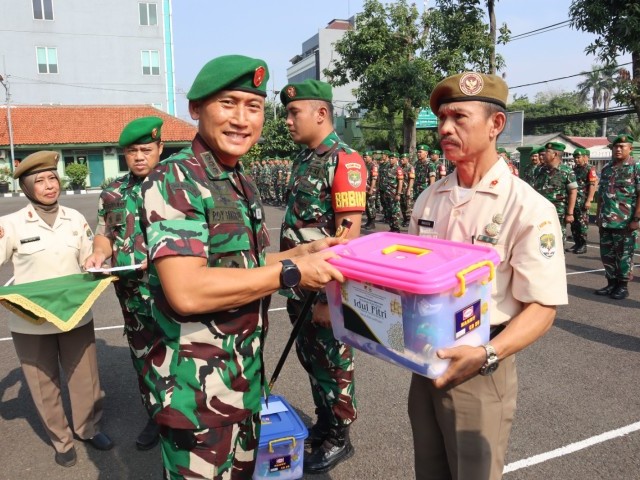 Apel Keberangkatan Cuti, Dandim 0504/Jakarta Selatan Tekankan Faktor Keamanan dan Serahkan Bingkisan Lebaran
