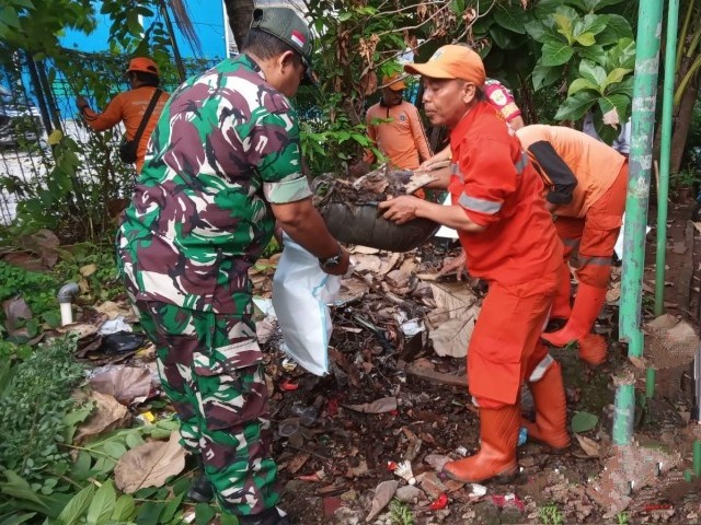 Antisipasi Demam Berdarah, Babinsa Koramil 05/KJ Bersama Tiga Pilar dan Masyarakat Gelar Karya Bakti