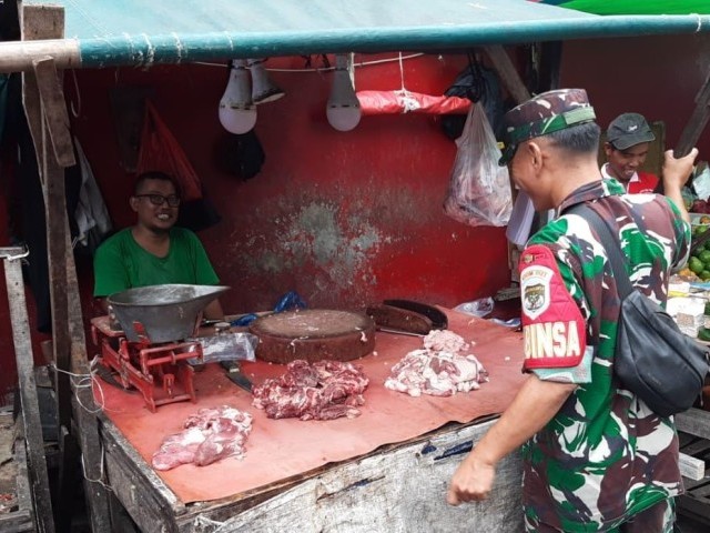 Mendekati Idul Fitri Babinsa Koramil 01/Tamansari Terus Mantau Harga Sembako