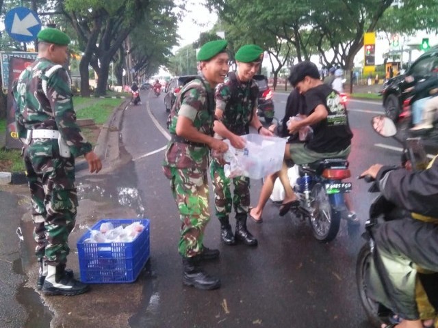 Berikan Takjil Gratis, Korem 052/Wkr Bawakan Pesan Ramadhan Untuk Saling Berbagi