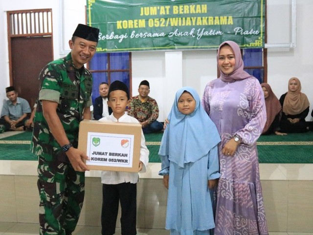 Di Akhir Masa Jabatannya, Danrem 052/Wkr Terus Berbagi Kepada Anak Yatim 