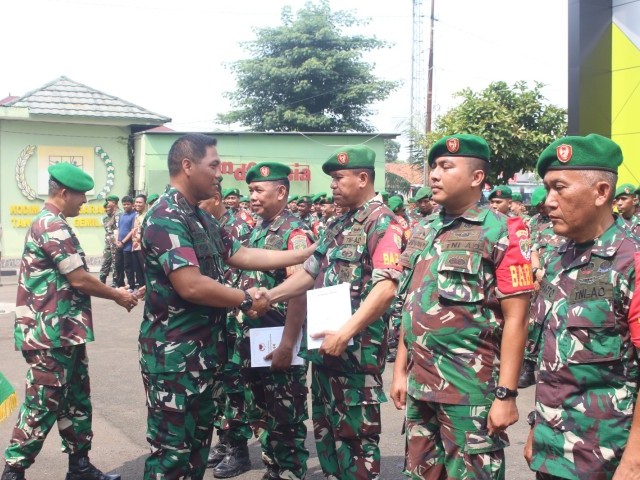 Dandim 0510/Tigaraksa Beri Beri Penghargaan Kepada 13 Prajurit Berprestasi