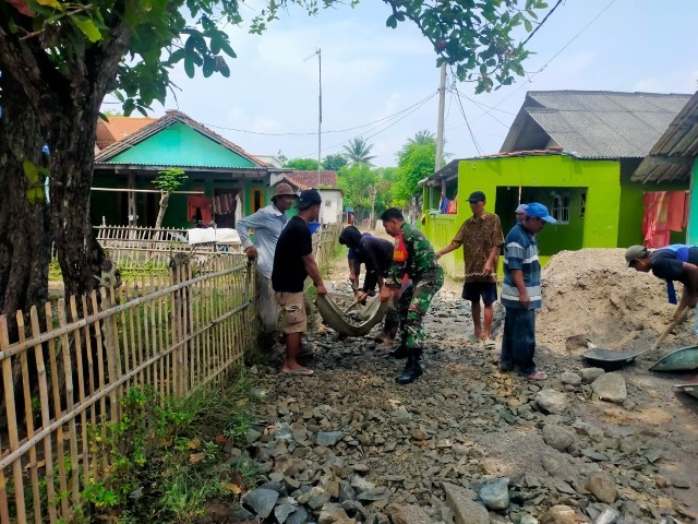 Peduli Perbaikan Jalan, Babinsa Bantu Warga Babakan Rengas 