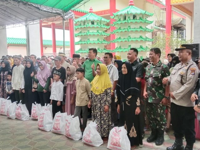 Semangat Kepedulian, Batuud Koramil 14/PNG Hadiri Bansos Yayasan Tridharma CK Ranca Iyuh