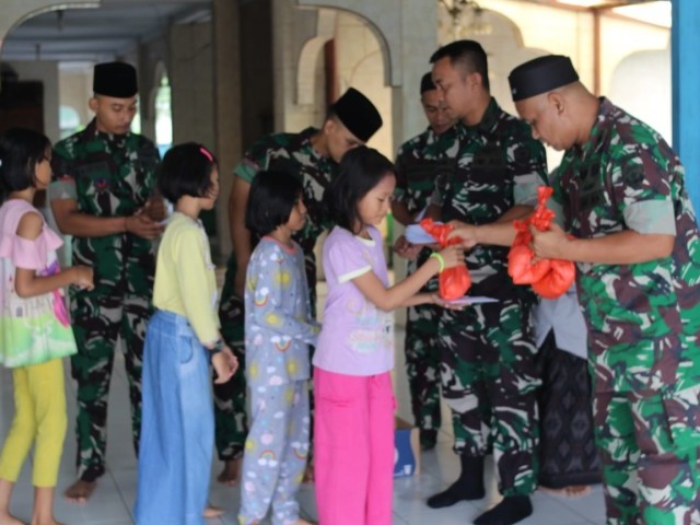 Batalyon Arhanud 6/BAY salurkan Zakat fitrah kepada warga yg membutuhkan