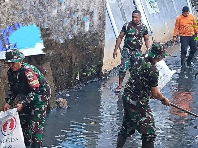 Babinsa Bersama Warga Binaan Gotong Royong Antisipasi Wabah Penyakit dan Banjir