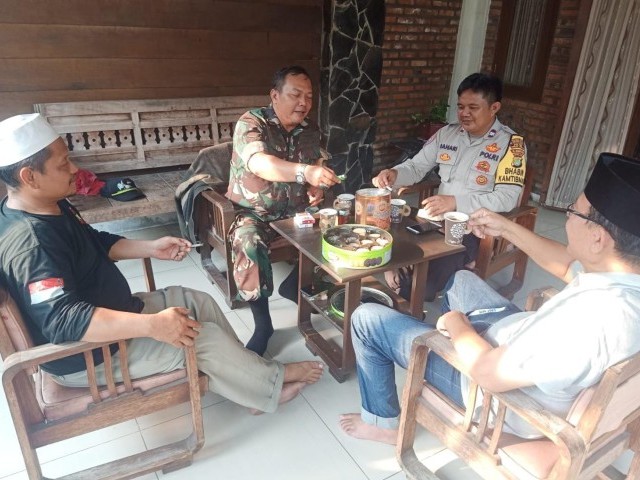 Jalin Silaturahmi di Hari Lebaran, Babinsa Serda Drajat Komsos Bersama Tokoh Masyarakat dan Warga