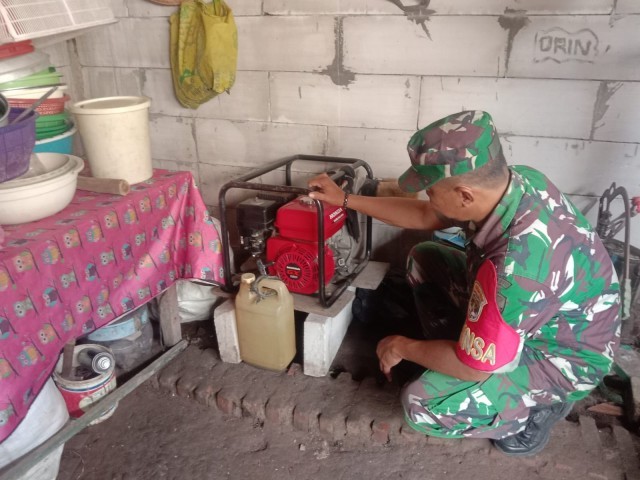 Menggunakan Mesin Pompa Air, Babinsa Koramil 10/Sepatan Bantu Kelompok Tani Lakukan Pengairan