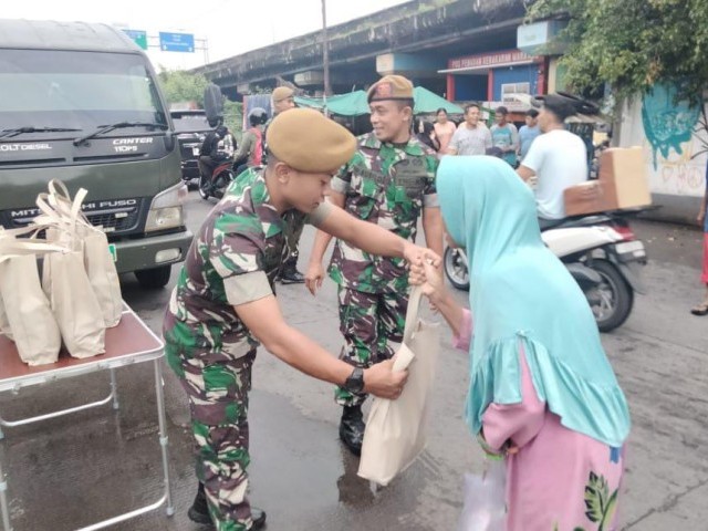 Jumat Berbagi Prajurit Rangkok Kepada Warga Sekitar Asrama