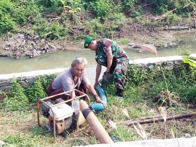 Pastikan Berfungsi Dengan Baik, Babinsa Cek Kondisi Pompa Existing Pengairan Sawah