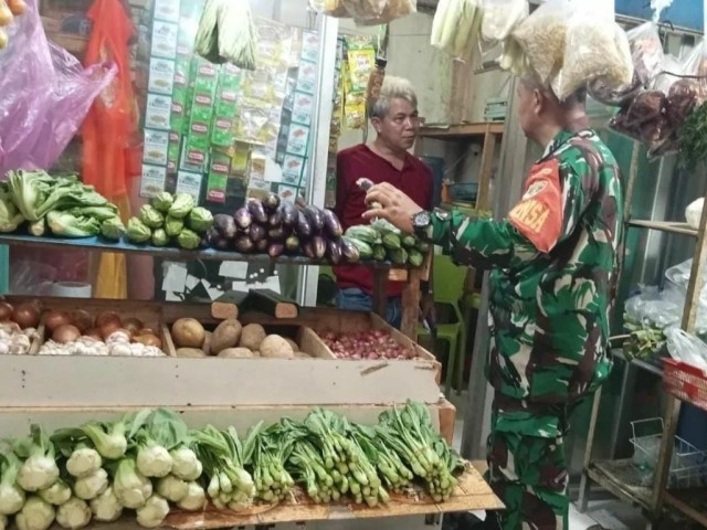 Usai Hari Raya Idul Fitri 1445 H/2024 M, Babinsa Koramil 14/Panongan Terus Cek Harga Sembako di Pasar