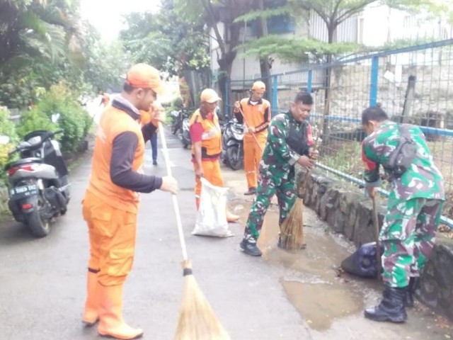 Koramil Duren Sawit Bersama Dinas SDA, PPSU dan Warga Bersihkan Lingkungan
