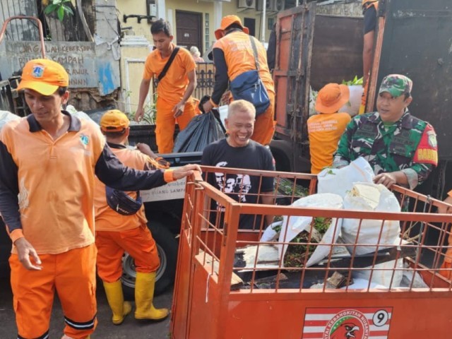 Koramil Matraman Bersama Warga Karya Bakti Bersihkan Jalan dan Saluran Air