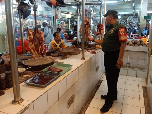 Usai Hari Raya Idul Fitri 1445 H, Babinsa Koramil 05/KJ Cek Harga Sembako di Pasar