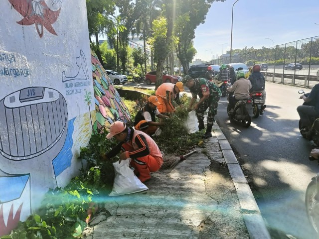 Ciptakan Lingkungan Bersih dan Indah, Babinsa Koramil 05/KJ Bersama Tiga Pilar Gelar Karya Bakti