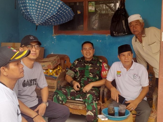 Babinsa Desa Kadu Komsos Bersama Ketua RW di Lingkungan
