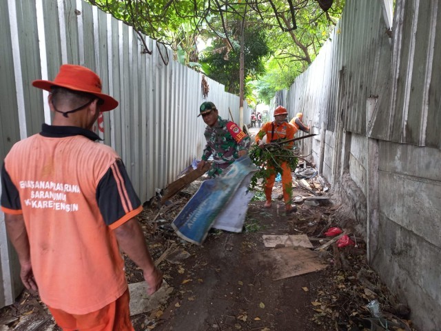 Wujudkan Lingkungan Bersih, Babinsa Koramil 05/Tanah Abang Kerja Bakti Bersama Warga dan Anggota PPSU
