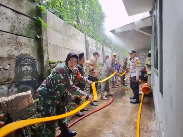 Sigap, Babinsa Kowad Kodim 0504/Jakarta Selatan Bantu Padamkan Kebakaran
