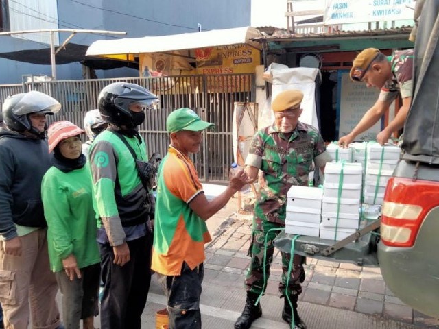 Yonarhanud 6/Bay Laksanakan Jumat Berbagi di Sekitar Asrama