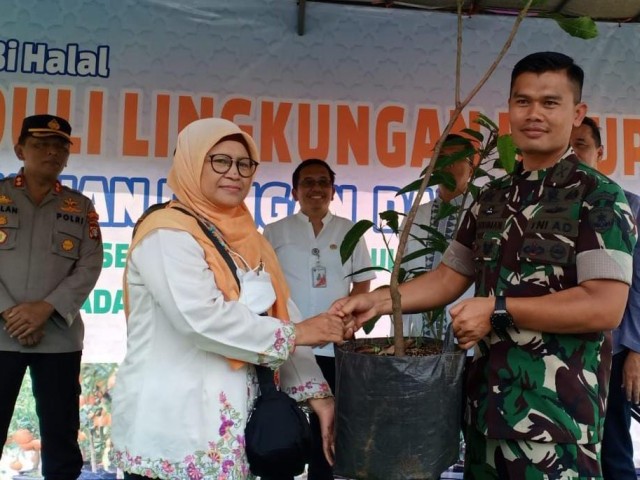 Danramil Matraman Serahkan 1000 Tambulapot dan Snake Plant/Sansevieria Kepada Masyarakat
