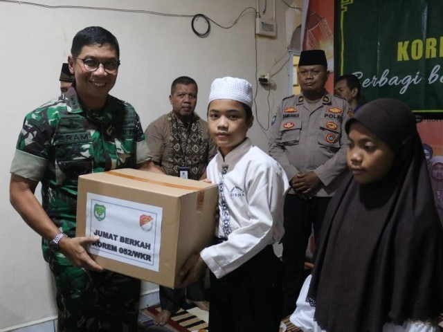 Jumat Berkah Rutin, Korem 052/Wkr Berikan Santunan Kepada Anak Yatim Piatu
