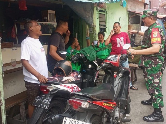 Ciptakan Kebersamaan, Babinsa Sertu Jumadi Komsos dengan Anggota LMK