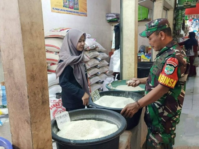 Babinsa 05/Kebun Jeruk Pantau Harga Sembako dan Ketersediaan Bahan Pokok di Pasar Bendungan