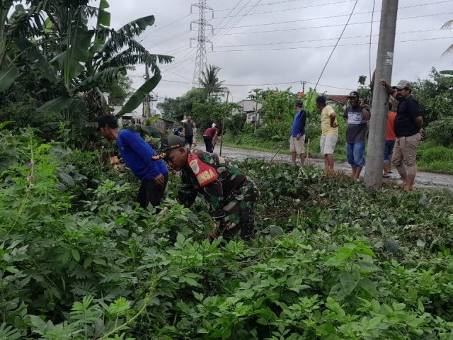 Babinsa Mekar Sari Rajeg Kodim 0510/Tigaraksa Peduli Kebersihan Lingkungan