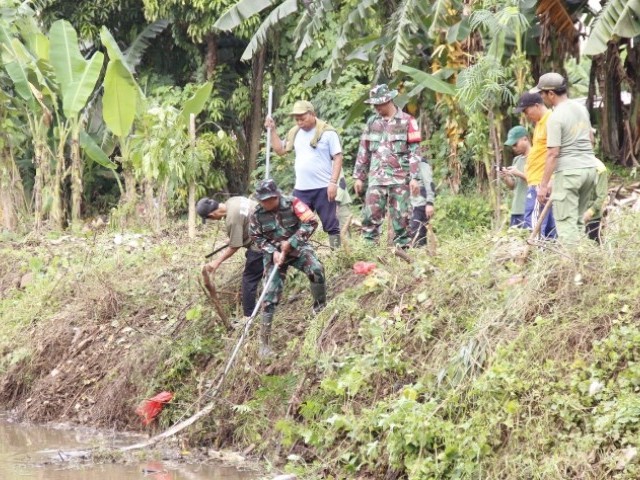 Peringati Hari Bumi Sedunia, Kodim 0507/Bekasi Bersama Warga Bersihkan Kali dan Tanam Ratusan Pohon