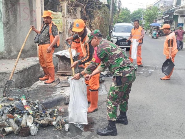 Babinsa 08/Johar Baru dan Anggota PPSU Melaksanakan Kerja Bakti Bersama