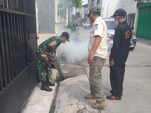Cegah Demam Berdarah, Babinsa Koramil 01/Jatinegara Bersama Puskesmas Lakukan Fogging