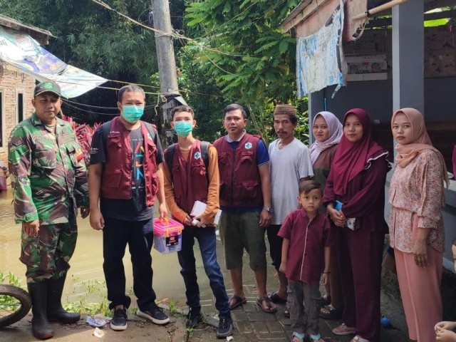 Serda Isnak Dampingi Tim Medis Tinjau Warga di Lokasi Banjir