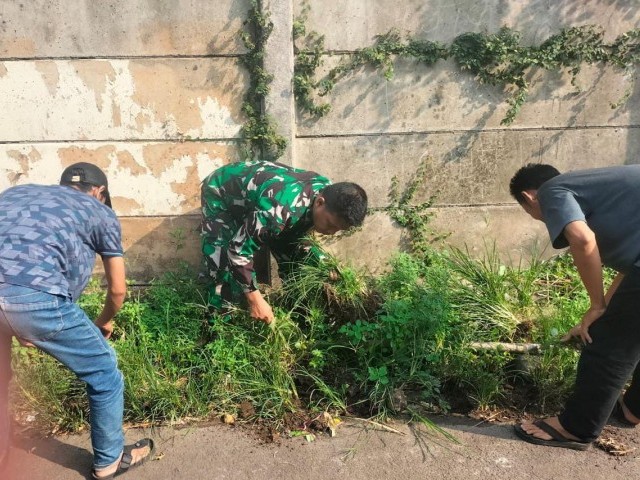 Babinsa Koramil 03/Serpong Lakukan Pembersihan Antisipasi Banjir