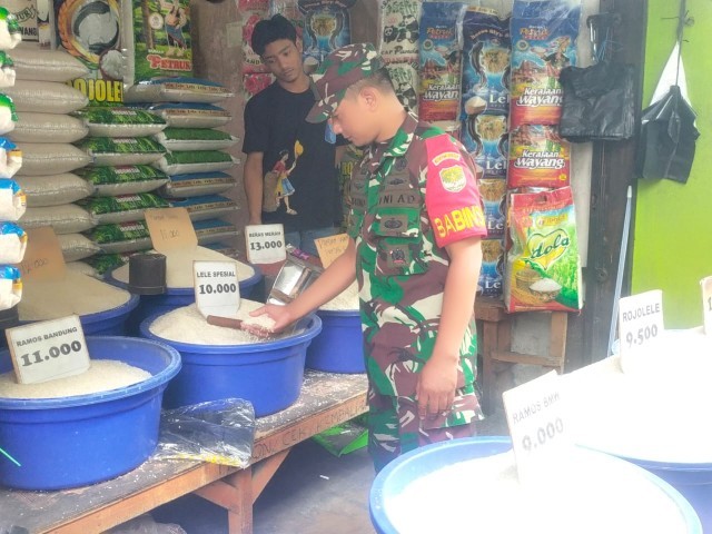 Kegiatan Rutin Babinsa Serka Suharno Pantau Harga Sembako dan Situasi Keamanan Pasar