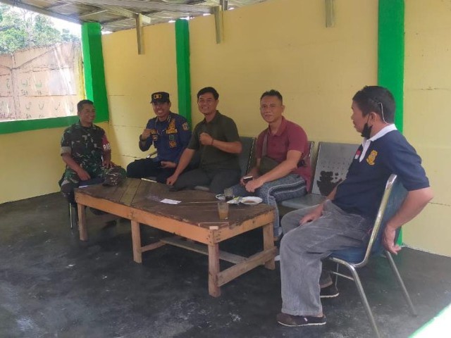 Bahas Penyebaran DBD, Babinsa Komsos Dengan Pejabat Kelurahan