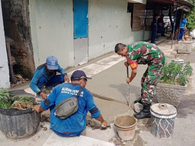 Babinsa Koramil 04/Gambir Kerja Bakti Bersama Suku Dinas Sumber Daya Air