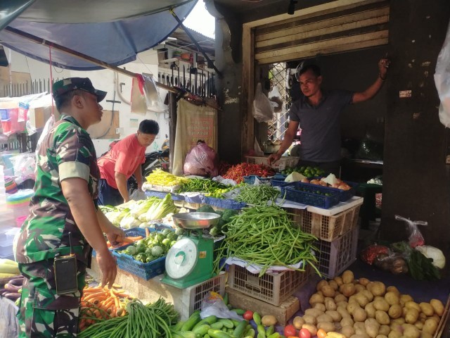 Dukung Program Pemerintah, Babinsa Koramil 01/Tamansari Serka Suharno Pantau Harga Sembako