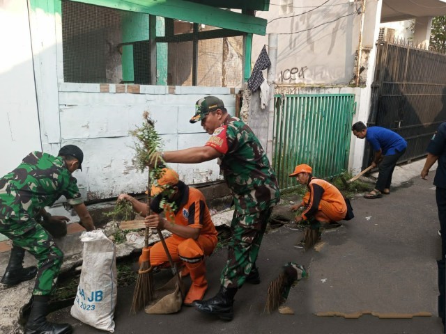 Antisipasi Banjir dan Wabah Penyakit, Babinsa Koramil 05/KJ Bersama Tiga Pilar Gelar Karya Bakti