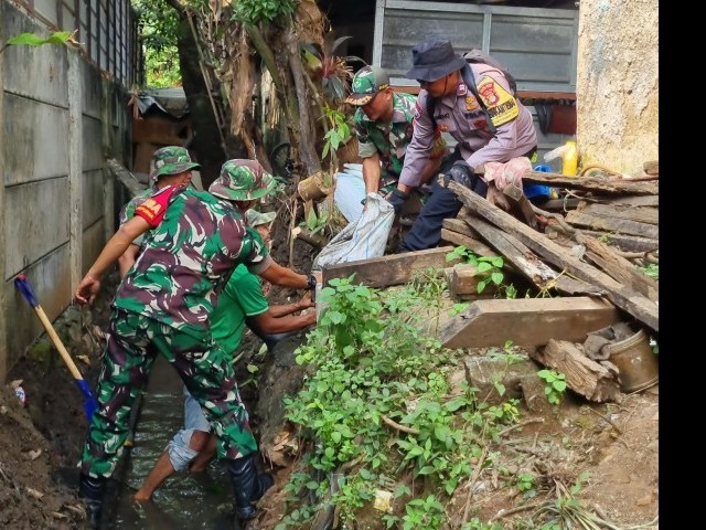 Bersama Warga, Koramil 02/Pondok Gede Laksanakan Karbak Bersihkan Saluran Air