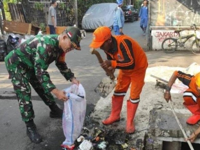 Karya Bakti Babinsa Matraman Bersama Petugas Kebersihan dan PPSU Angkat Tumpukan Sampah