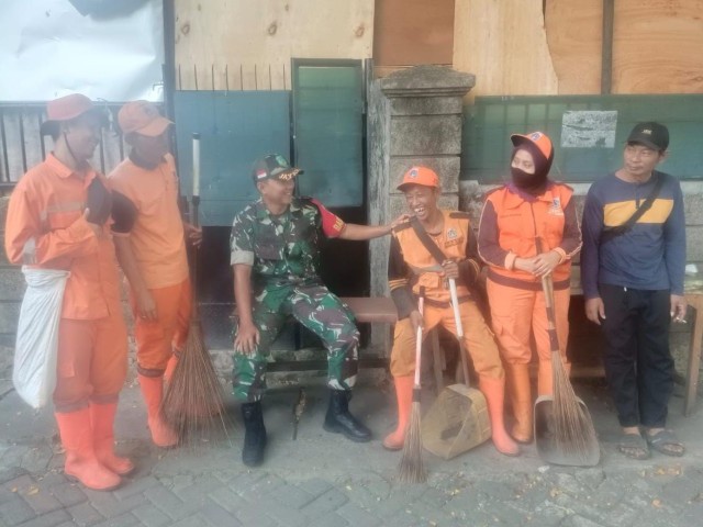 Ciptakan Kebersihan dan Keamanan Wilayah, Sertu Rusnanto Komsos di Wilayah