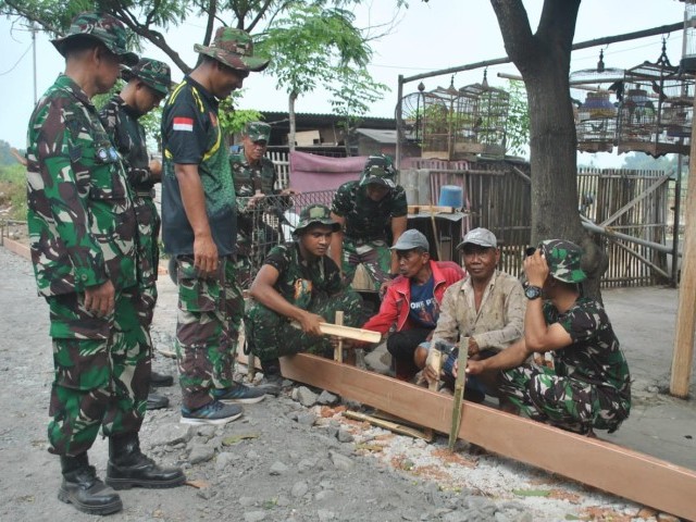 Guyub Bersama Warga, Satgas TMMD 120 Pasang Begisting