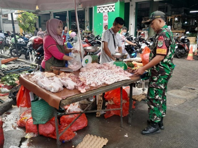Dukung Ketahanan Pangan, Babinsa Serka Rudiyanto Cek Harga Sembako