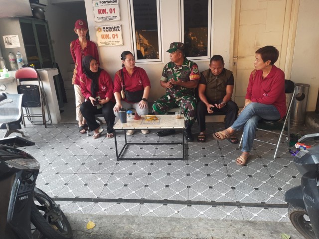 Perkokoh Sinergitas, Babinsa Sertu Supriyanto Komsos Dengan Petugas Jumantik