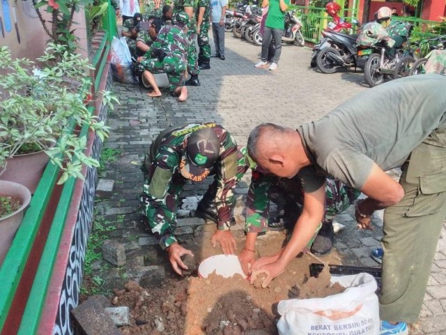Antisipasi Banjir, Babinsa Koramil 06/CBD Bersihkan Resapan Air