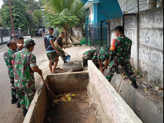 Koramil Jatinegara Melaksanakan Kegiatan Karya Bakti Bersihkan Saluran Air
