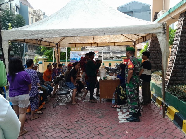 Dukung Pendistribusian Beras, Babinsa Sertu Abdi Amrizal Monitoring Kegiatan
