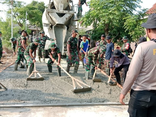 Pasiter Kodim 0510/Tigaraksa Pimpin Langsung  Pengecoran Jalan TMMD 